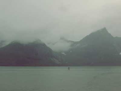 Le Isole Lofoten con le montagne che si immergono a strapiombo nel mare: un paradiso terrestre